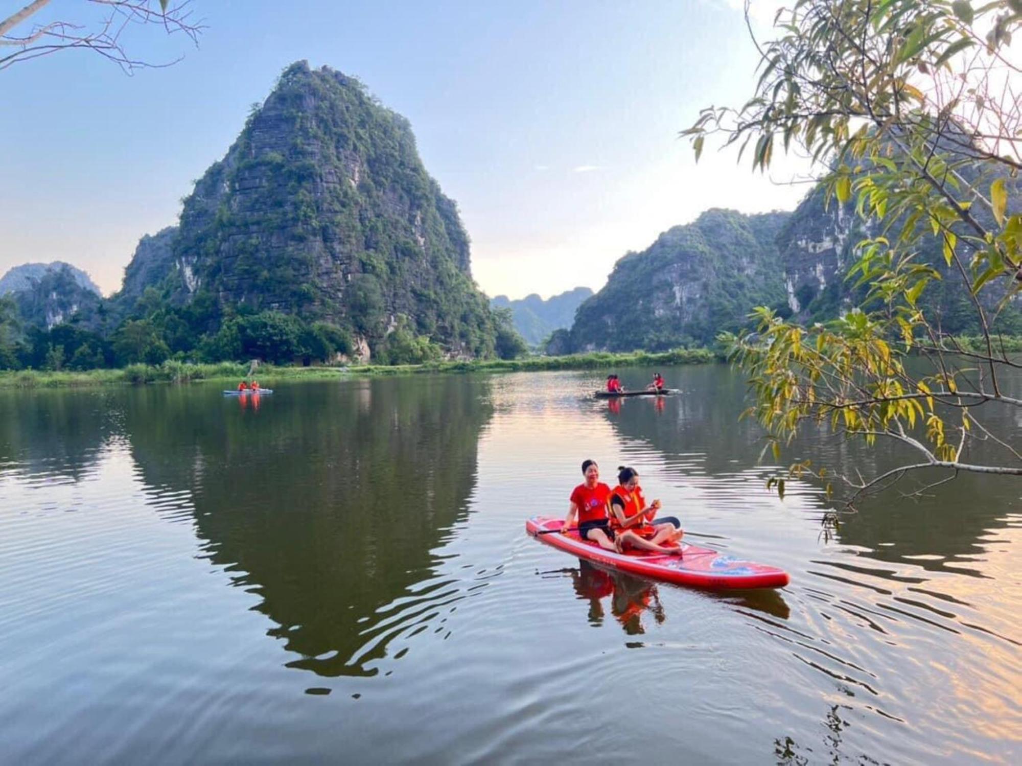Xuan Son Lakeside Bungalow Ninh Bình Exteriör bild